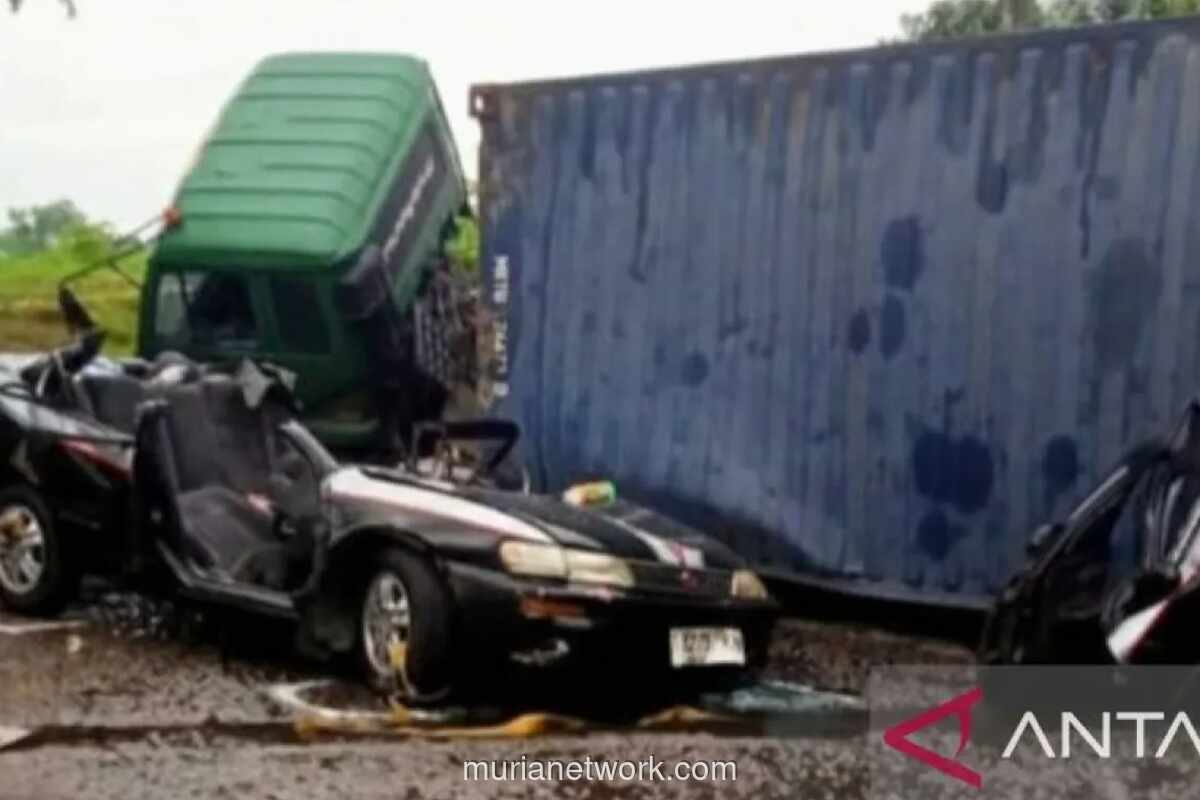 Tiga Tewas dalam Kecelakaan Truk Kontainer vs Sedon di Karawang, Diduga Ada Peran Pa Ogah
