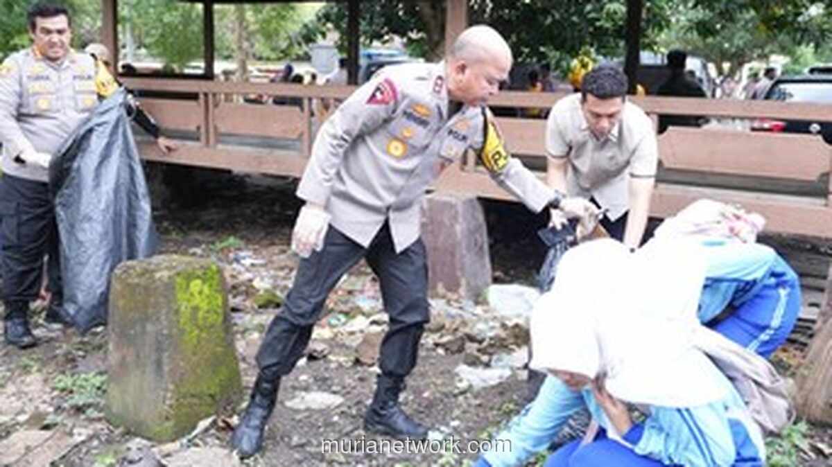 Kapolda Banten Pimpin Aksi Bersih-Bersih di Kawasan Banten Lama
