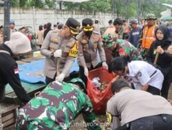 504 Personel TNI-Polri Bersihkan Sampah di Pasar Babakan Tangerang