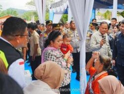 Titiek Soeharto dan Kapolri Tinjau Korban Banjir Tapteng, Salurkan Bantuan Logistik dan Teknologi Air Bersih