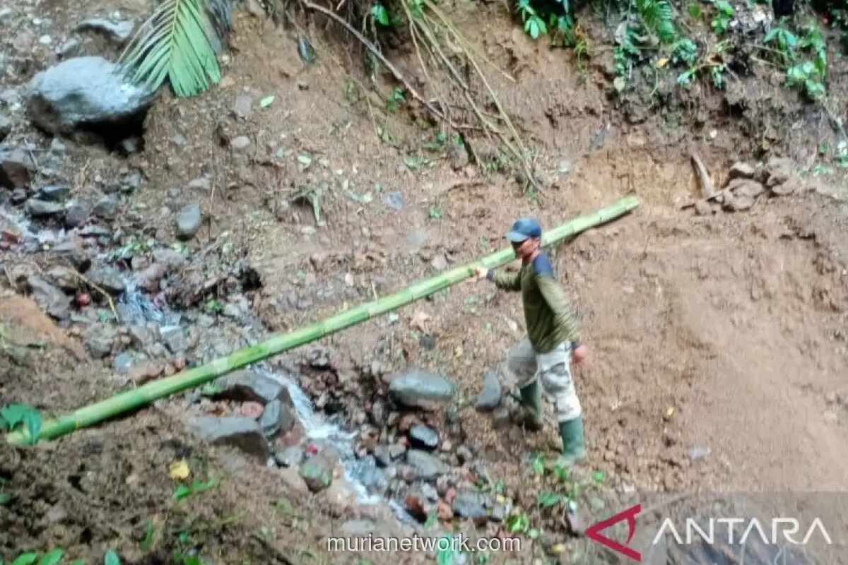 Longsor Tutup Akses ke Curug Cibeureum-Salabintana di Gunung Gede