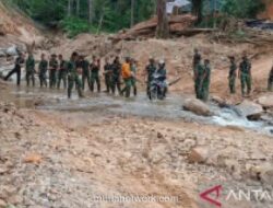 TNI Perbaiki Jembatan Penghubung Desa yang Ambruk Kembali Diterjang Banjir di Tapanuli Tengah