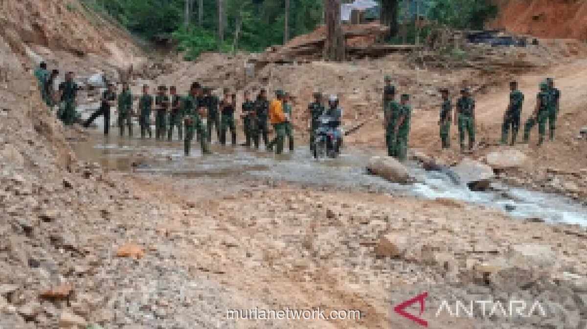 TNI Perbaiki Jembatan Penghubung Desa yang Ambruk Kembali Diterjang Banjir di Tapanuli Tengah