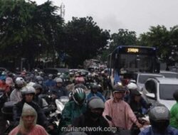 Banjir di Swadarma Cipulir Lumpuhkan Lalu Lintas dan Ganggu Operasional Transjakarta