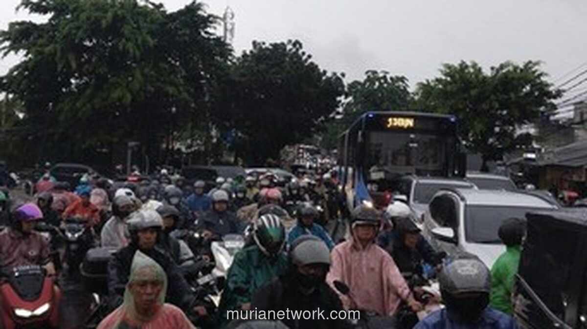 Banjir di Swadarma Cipulir Lumpuhkan Lalu Lintas dan Ganggu Operasional Transjakarta