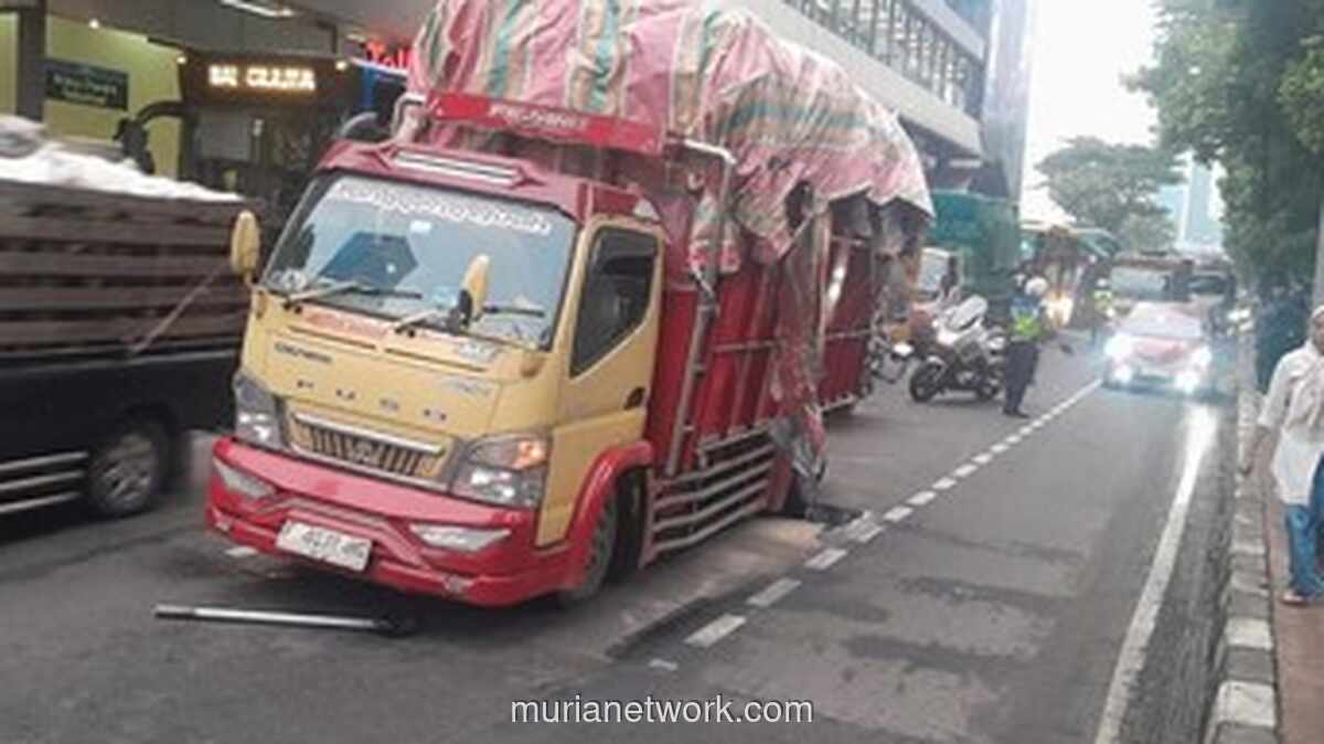 Truk Patah As di Gatot Subroto Sebabkan Macet Parah dan Pengalihan Rute Transjakarta