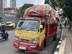 Lalu Lintas Gatot Subroto Kembali Normal Setelah Truk Patah As Dievakuasi