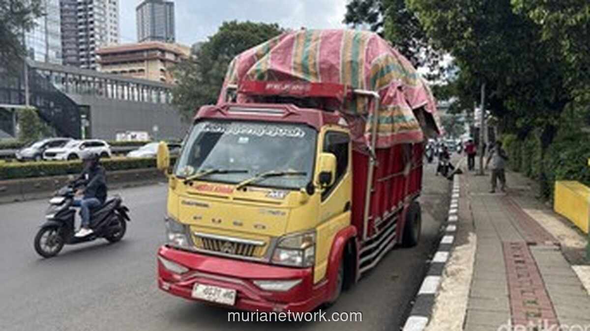 Lalu Lintas Gatot Subroto Kembali Normal Setelah Truk Patah As Dievakuasi