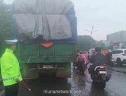 Truk Mogok di Pesing Jakbar Sebabkan Kemacetan ke Arah Cengkareng