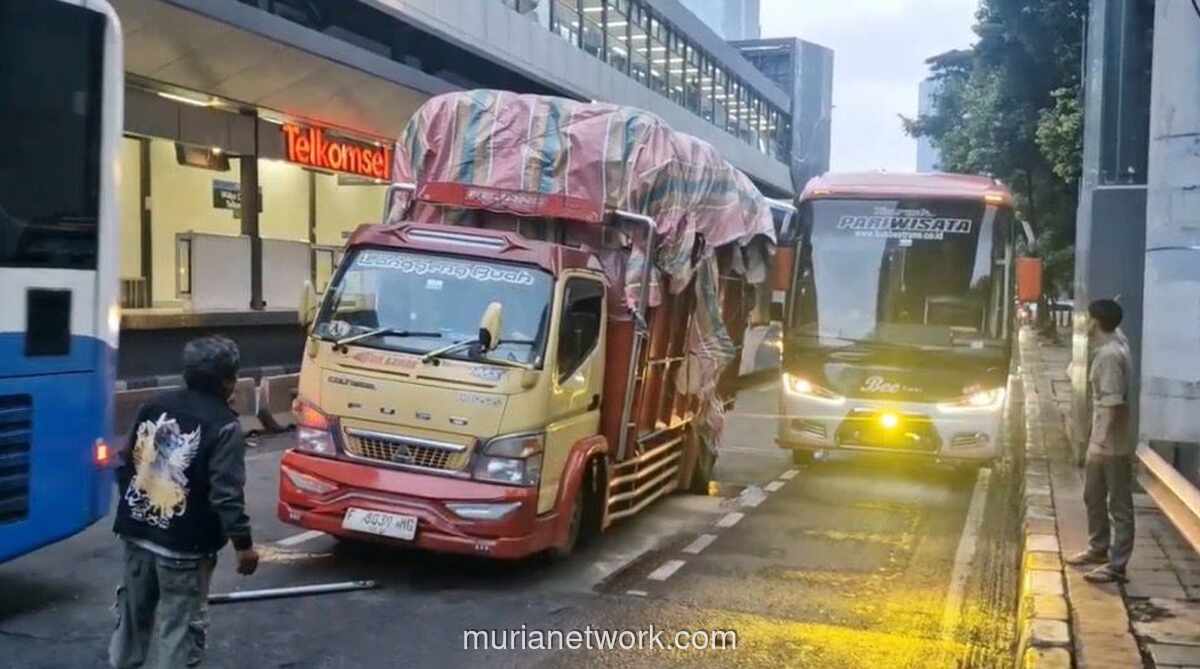 Truk Patah As Sebabkan Macet Parah di Gatot Subroto
