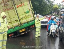Truk Fuso Terperosok di Cengkareng, Lalu Lintas Macet Parah