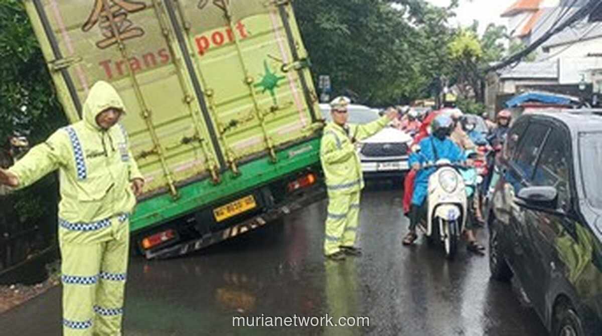 Truk Fuso Terperosok di Cengkareng, Lalu Lintas Macet Parah