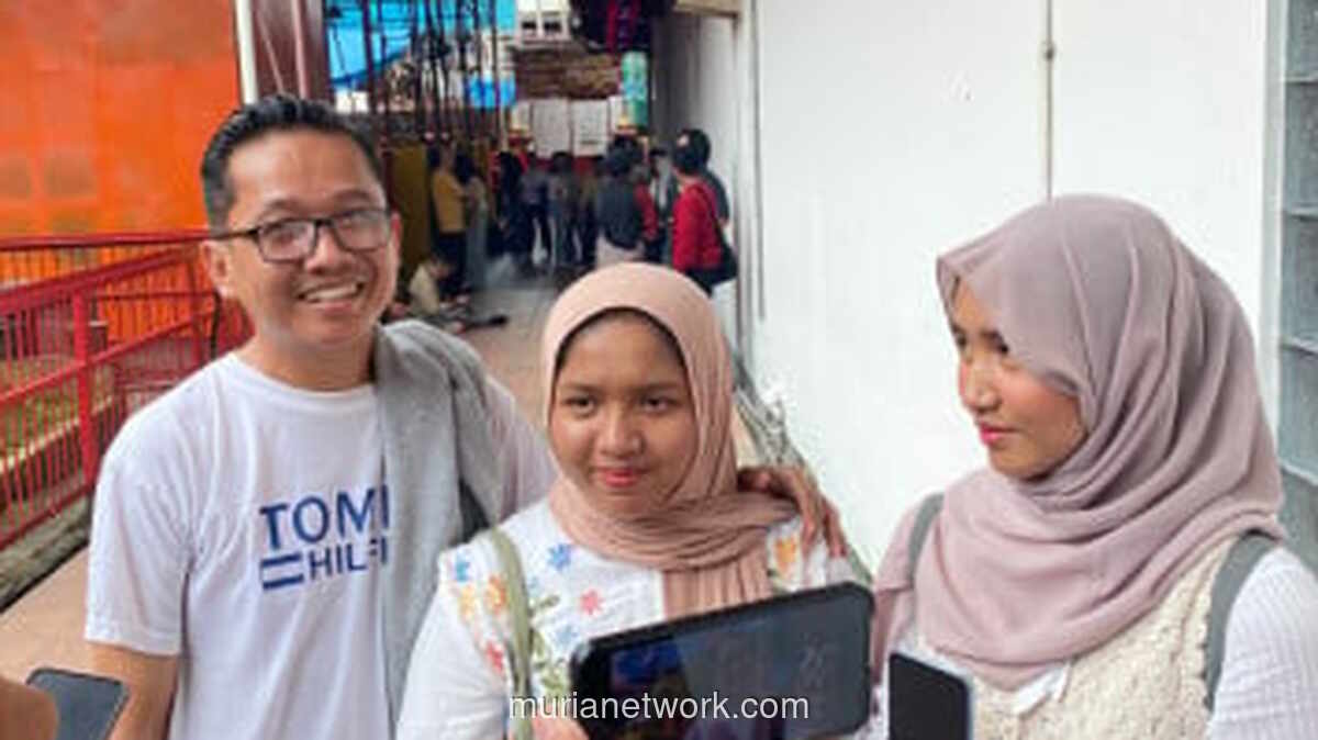 Keluarga Muslim dari Purwokerto Sambangi Vihara di Petak Sembilan Saat Imlek