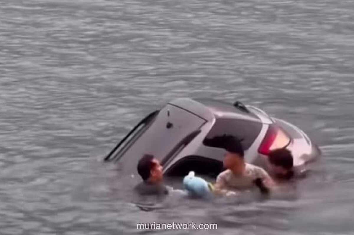 Mobil Terperosok ke Laut di Ulee Lheue, Pengemudi Selamat Dievakuasi Warga