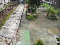 Tembok Pembatas Lima Meter Roboh di Halaman SMPN 182 Jakarta