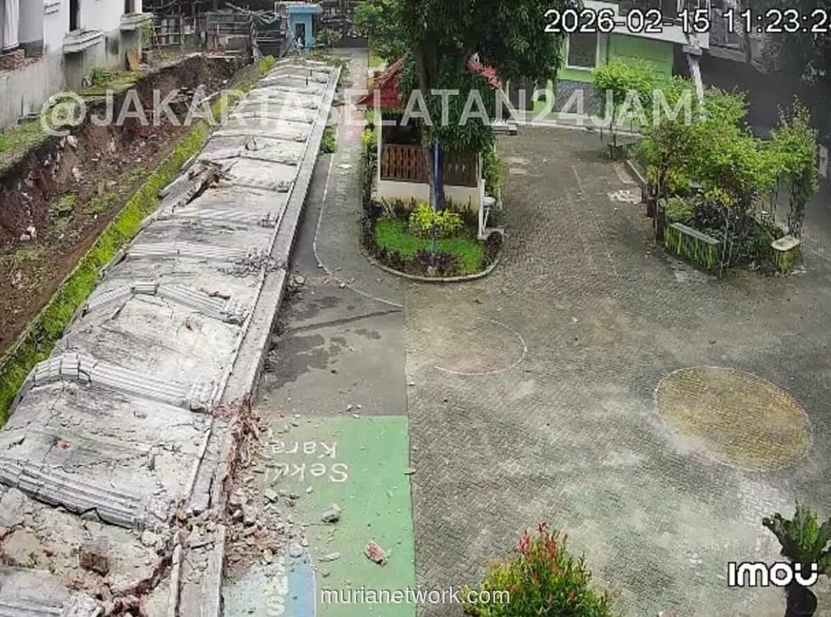 Tembok Pembatas Lima Meter Roboh di Halaman SMPN 182 Jakarta