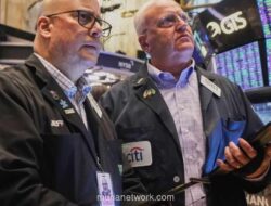 Dow Jones Tembus Rekor Tertinggi Baru, Sementara S&P 500 dan Nasdaq Turun
