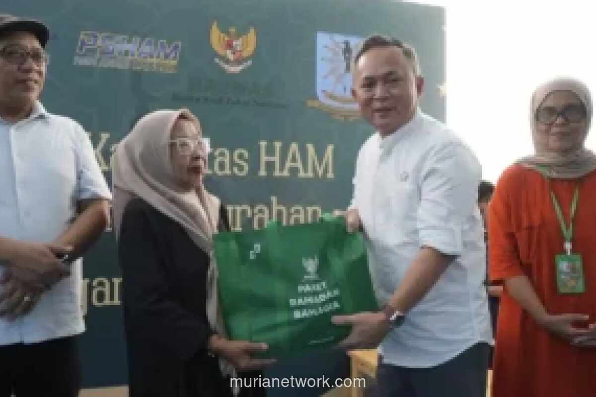 Wamen HAM Serahkan Bantuan Sembako dan Tegaskan Komitmen Penyelesaian Kasus Mei 1998 di Klender