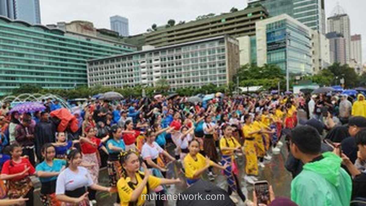 Ribuan Warga CFD HI Terhibur Pawai Budaya Jakarta Penuh Warna