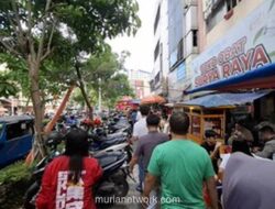 Warga Glodok Keluhkan Trotoar yang Dicaplok PKL dan Parkir Liar