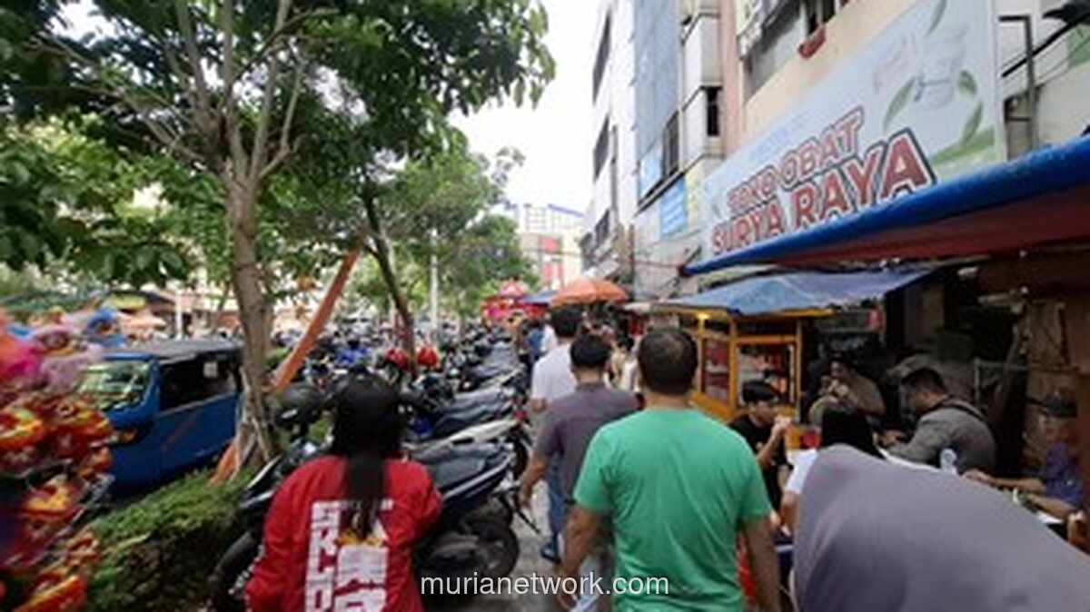 Warga Glodok Keluhkan Trotoar yang Dicaplok PKL dan Parkir Liar