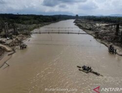 Warga Aceh Timur Bergantung Rakit Usai Banjir Bandang Melebarkan Sungai Arakundo