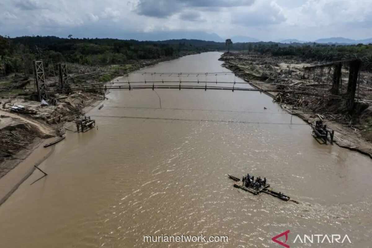 Warga Aceh Timur Bergantung Rakit Usai Banjir Bandang Melebarkan Sungai Arakundo