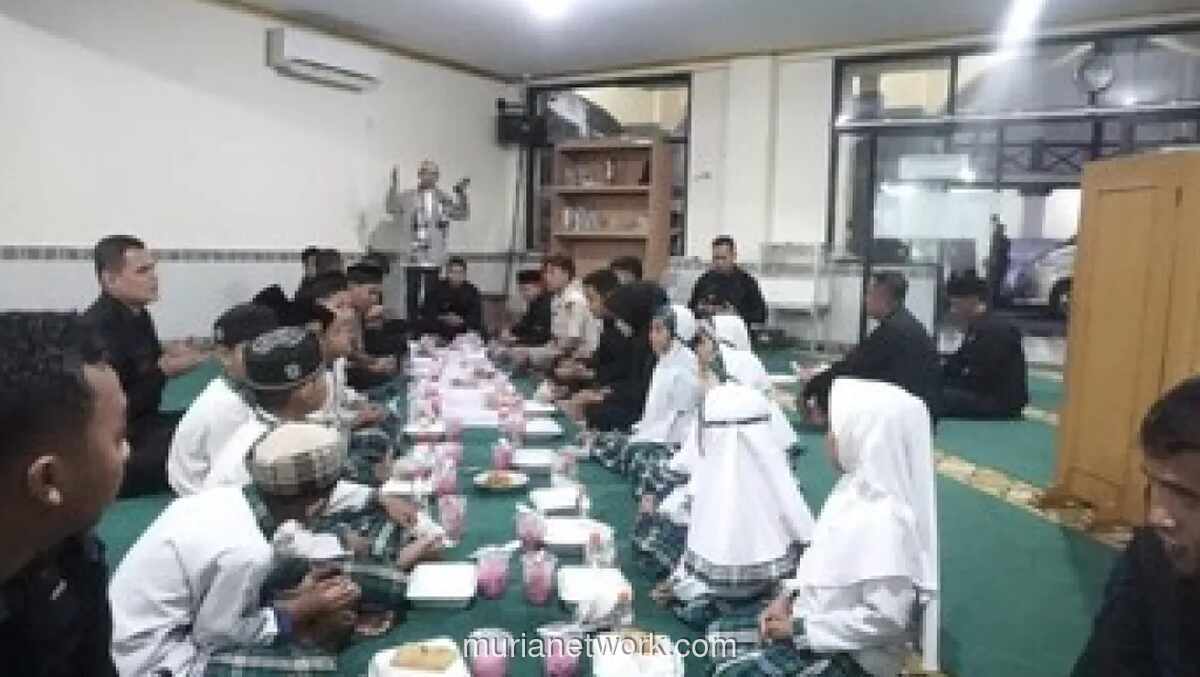 Brimob Polda Metro Jaya Santuni Anak Yatim dan Bagikan Takjil di Ramadan