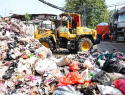 Jakarta Barat Kerahkan 100 Truk Atasi Tumpukan Sampah di Grogol dan Tambora
