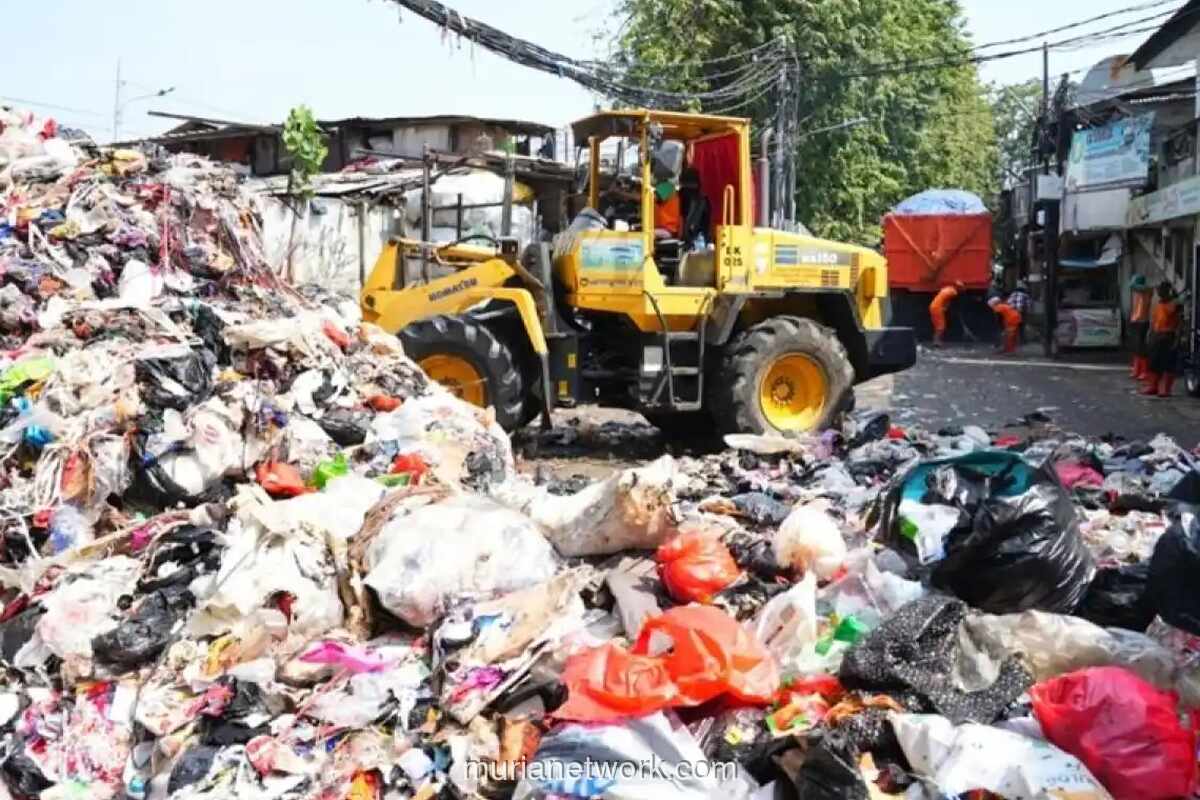 Jakarta Barat Kerahkan 100 Truk Atasi Tumpukan Sampah di Grogol dan Tambora