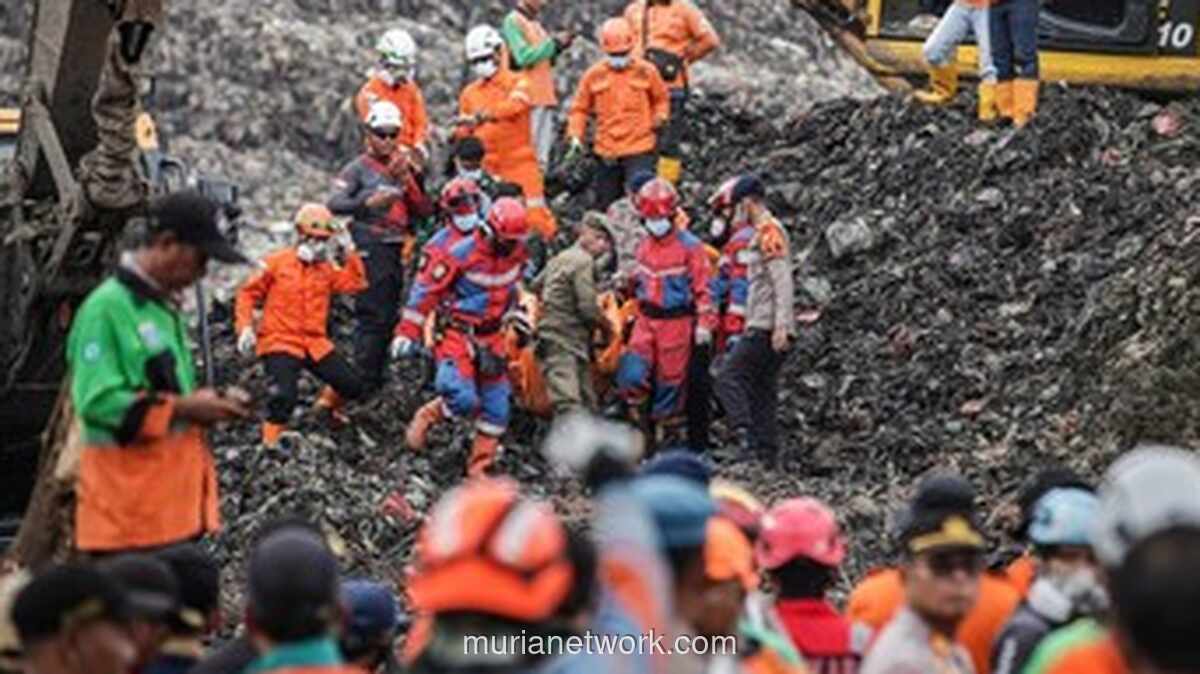 Longsor Sampah di Bantargebang Tewaskan 6 Orang