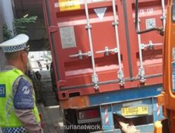 Truk Kontainer Nyangkut di Underpass Pramuka, Lalu Lintas ke Matraman Tersendat