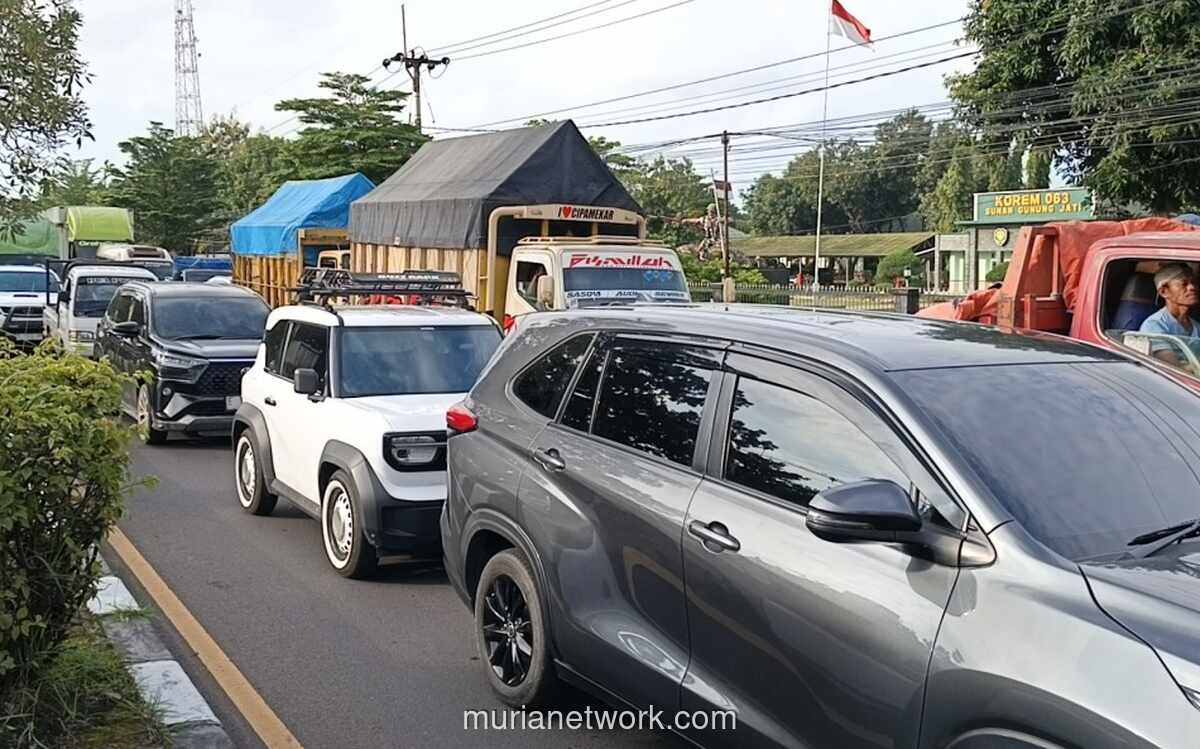 Pantura Cirebon Macet Parah Imbas Pengalihan Truk dan Bus dari Tol