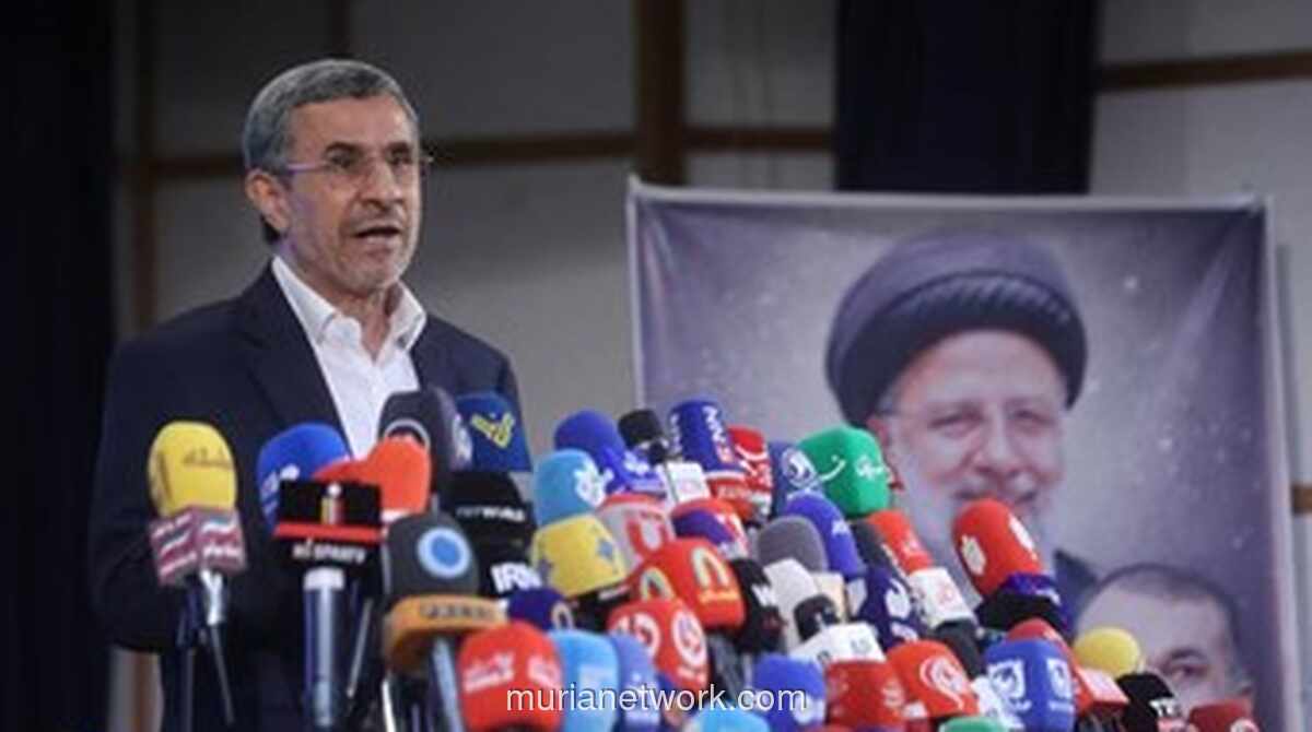 Pihak Terdekat Bantah Kabar Kematian Ahmadinejad dalam Serangan Udara