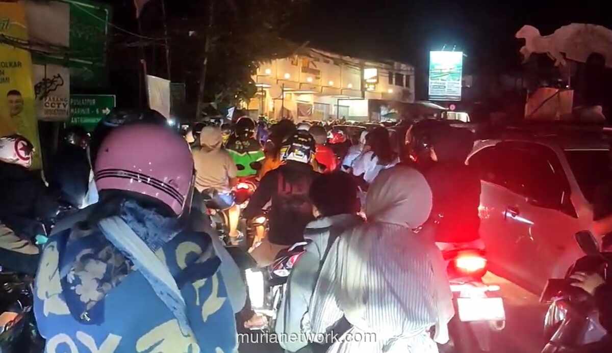 Ambulans Terjebak Macet Parah di Jalur Cibadak Akibat Motor Ngeblong