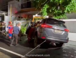 Mobil Belajar Nyetir Terperosok ke Saluran Air di Matraman