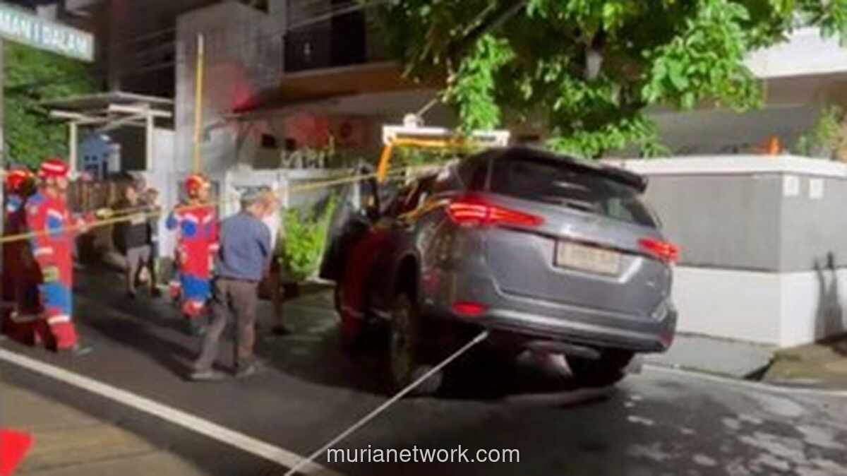 Mobil Belajar Nyetir Terperosok ke Saluran Air di Matraman