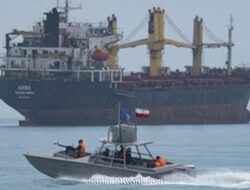 AS Peringatkan Warga Sipil, Iran Serang Kapal Dagang di Selat Hormuz yang Ditutup Total
