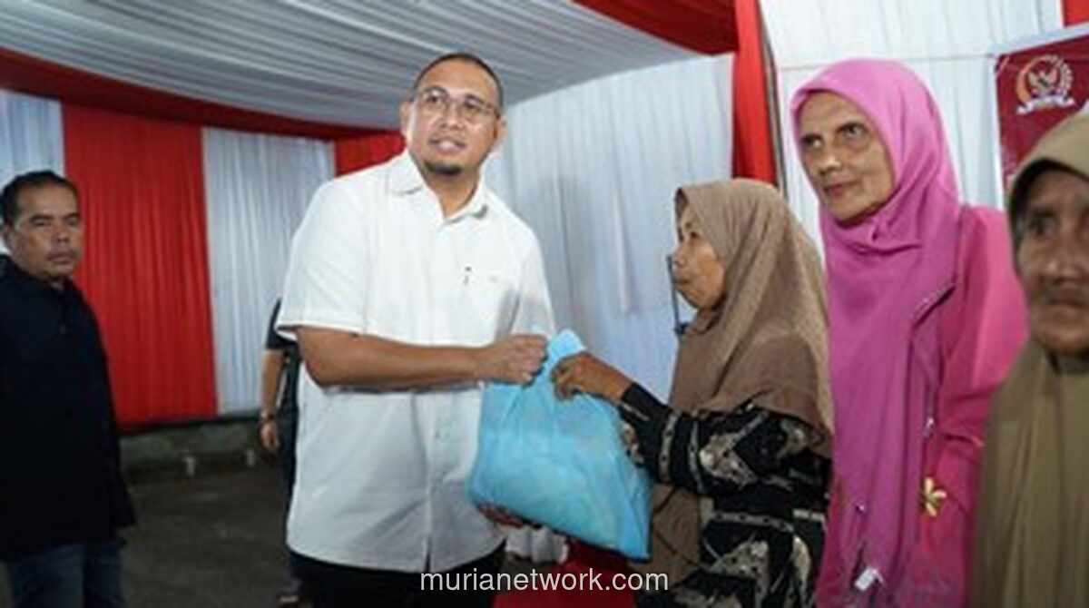 Andre Rosiade Salurkan 5.000 Paket Sembako dan Janjikan Program Jangka Panjang di Dharmasraya