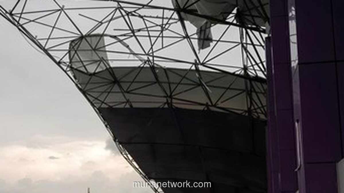 Angin Puting Beliung Rusak Stadion Persita dan Lukai Warga di Tangerang