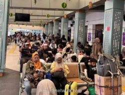Pemudik Bawa Pulang Rasa Kampung Halaman, Stasiun Pasar Senen Dipenuhi Oleh-Oleh Khas Daerah