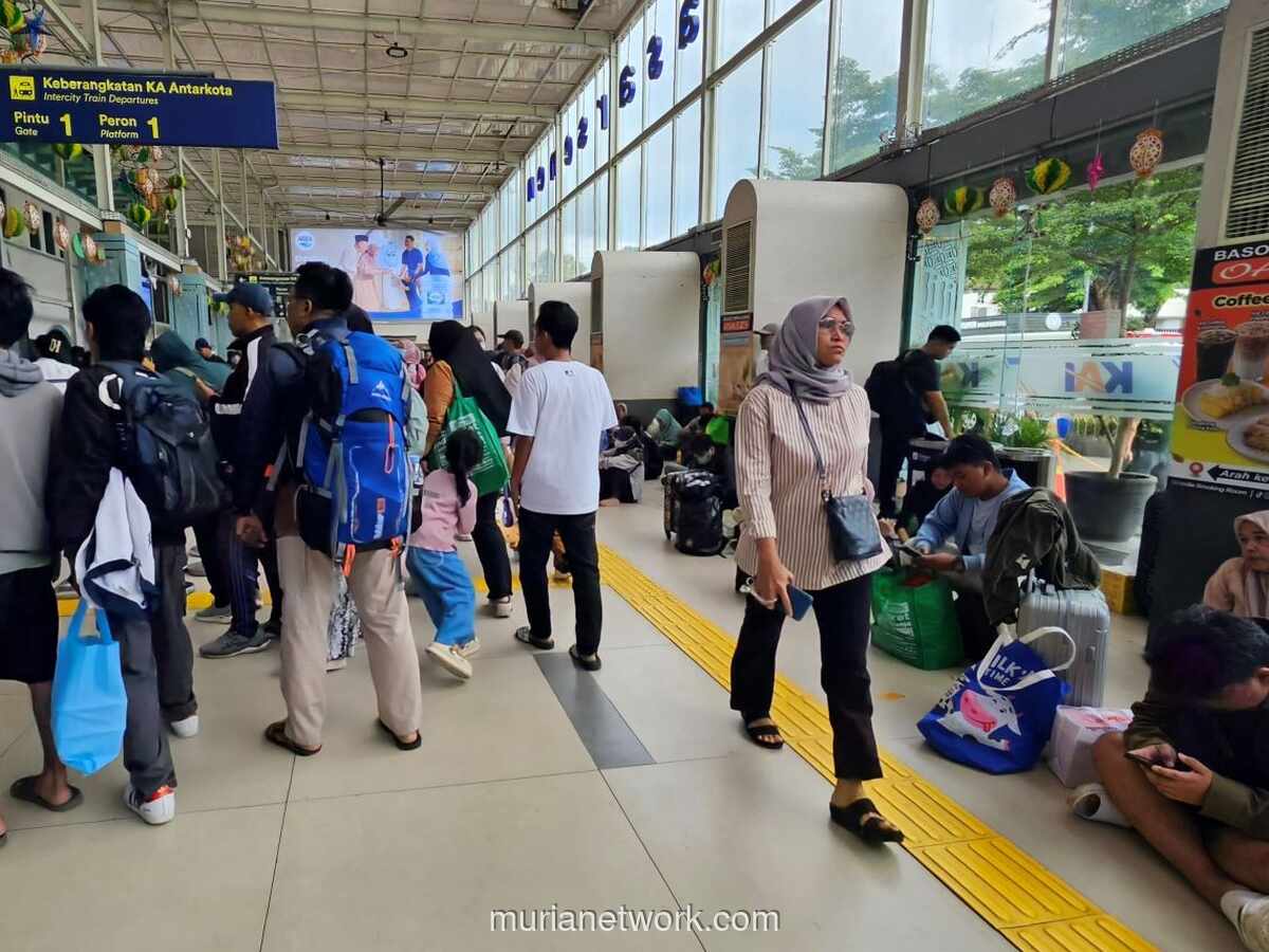 Arus Balik Lebaran Masih Padat, Stasiun Pasar Senen Dipenuhi Penumpang Datang