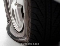 Dishub DKI Kempeskan Ban Mobil yang Parkir Liar di Kawasan Monas