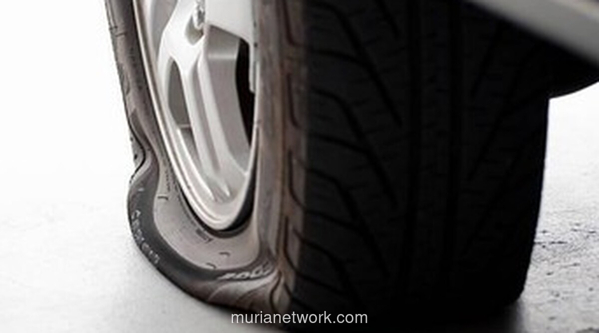 Dishub DKI Kempeskan Ban Mobil yang Parkir Liar di Kawasan Monas