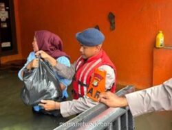 Banjir Lima Meter Rendam Periuk Tangerang, Brimob Evakuasi Warga dan Bagi Logistik