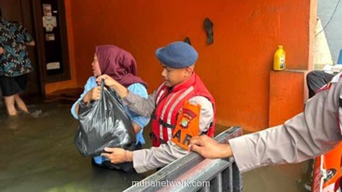 Banjir Lima Meter Rendam Periuk Tangerang, Brimob Evakuasi Warga dan Bagi Logistik