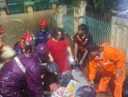 47 Warga Rentan Dievakuasi dari Banjir 1,7 Meter di Cibubur