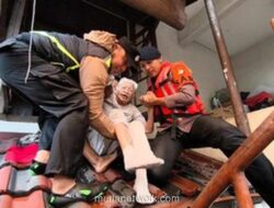 Banjir Dua Meter Rendam Pela Mampang, Brimob Evakuasi Warga