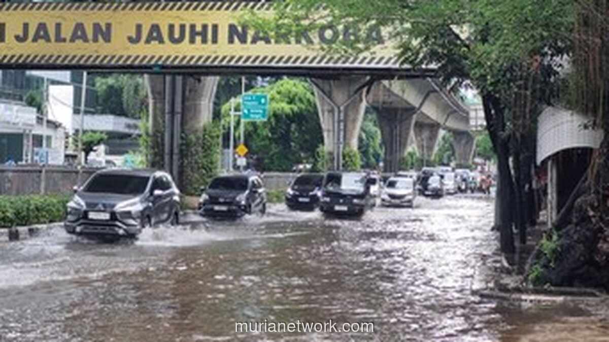 Banjir di Jalan Kapten Tendean Picu Macet Parah, Polisi dan TNI Turun Tangan