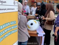 Warga Palu Tukar Sampah Terpilah dengan Takjil di Bulan Ramadhan
